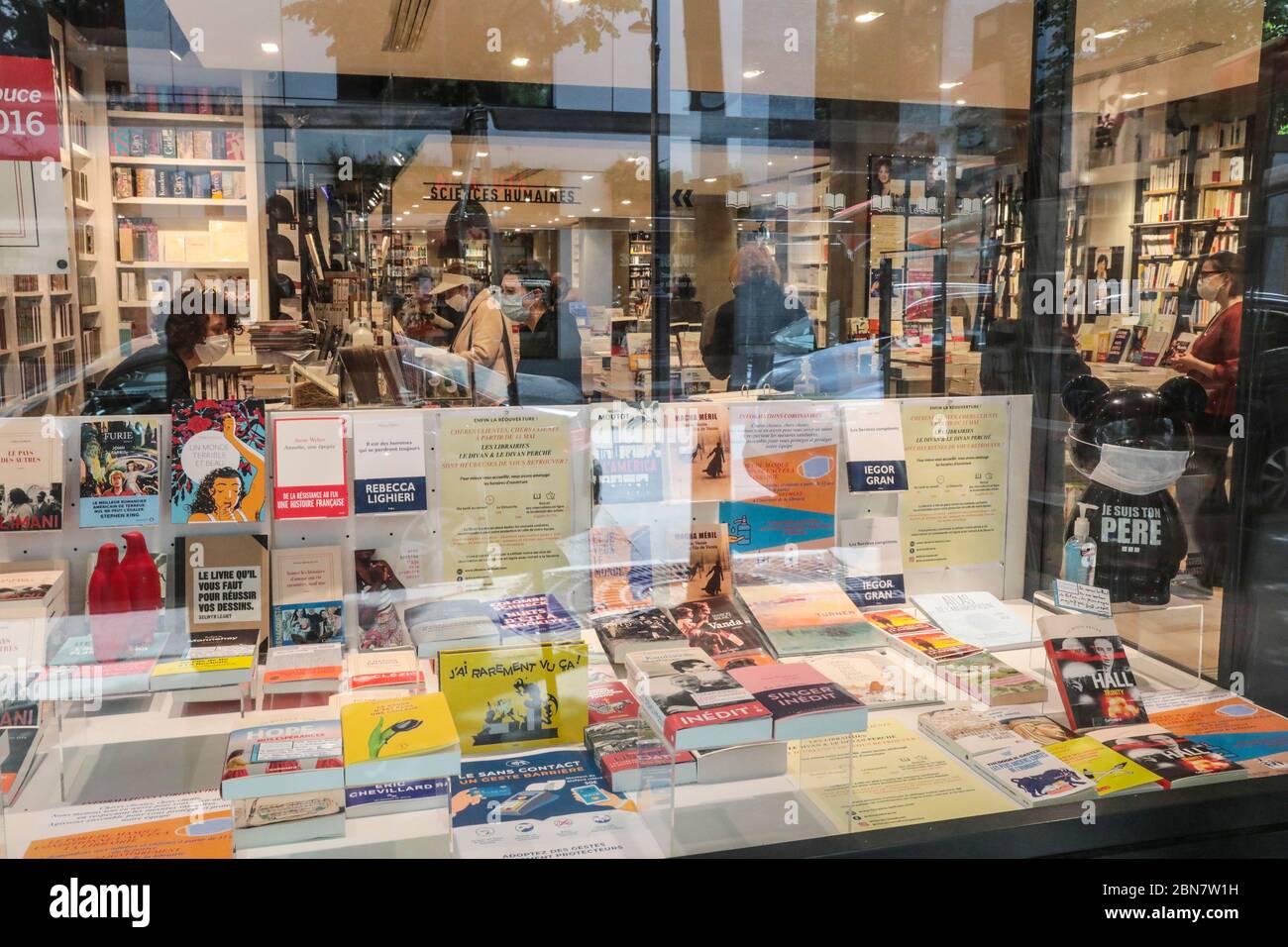 PARISIAN BOOK STORE LE DIVAN, CUSTOMERS WITH MASKS Stock Photo