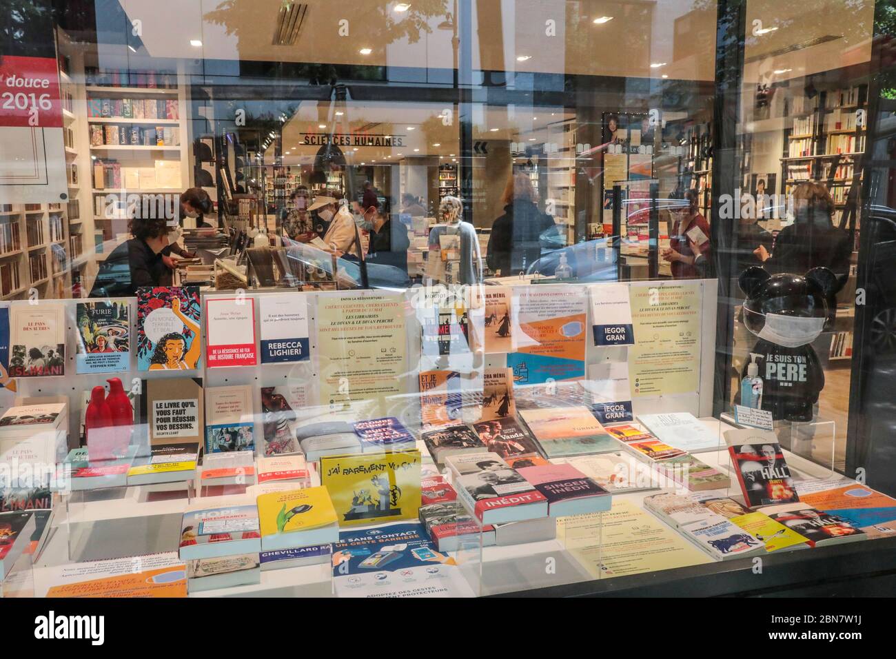 PARISIAN BOOK STORE LE DIVAN, CUSTOMERS WITH MASKS Stock Photo
