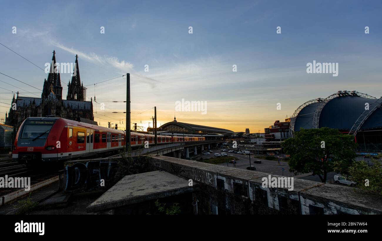 Train arriving at Cologne Central Station Stock Photo Alamy