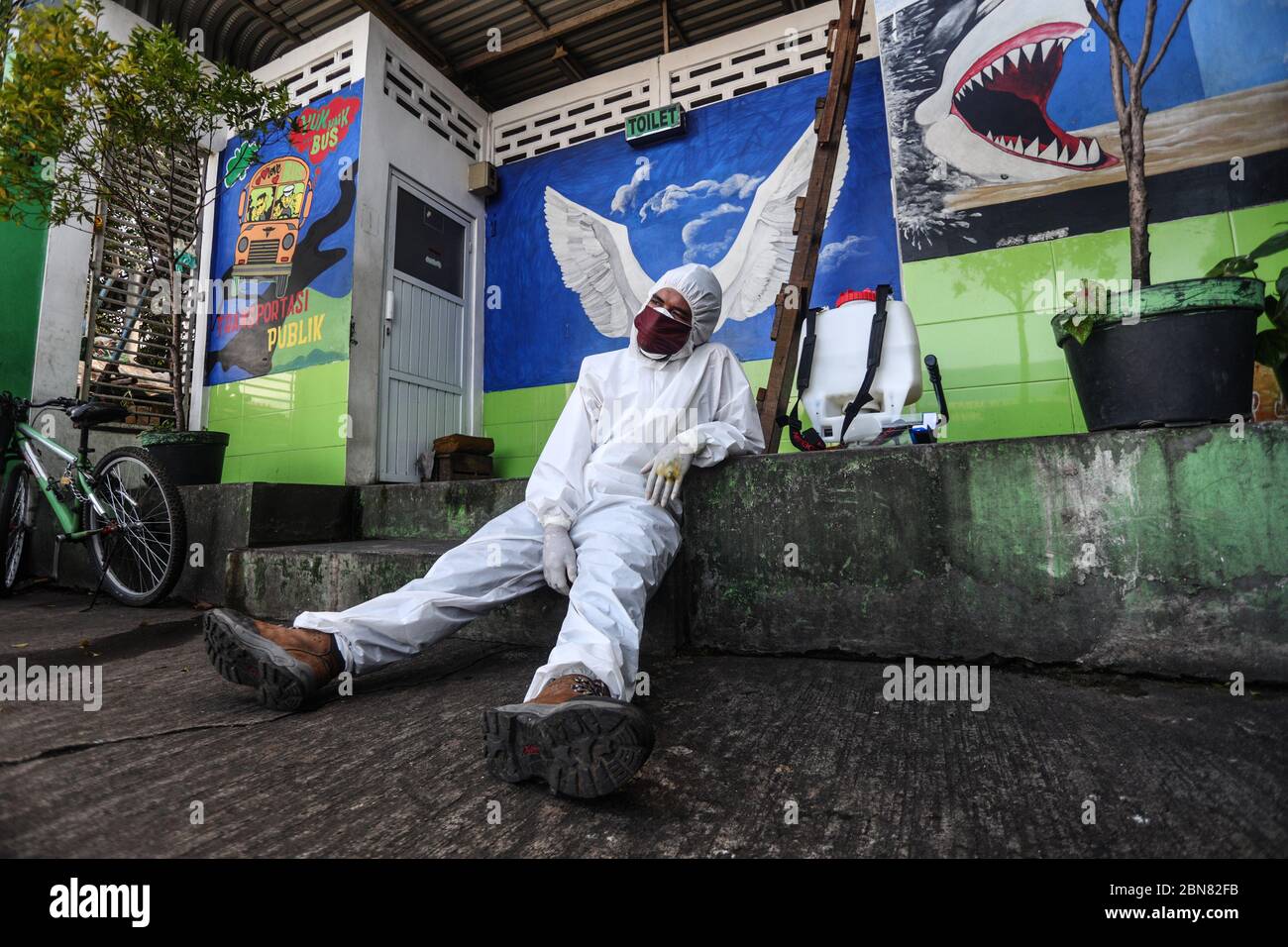 May 13, 2020, Bandung, West Java, Indonesia: The health officer uses self-protective clothing resting during the test swab the tests during the coronavirus disease (COVID-19) in Terminal. The test swab was executed randomly in several terminals to map more broadly the Covid-19 spread. (Credit Image: © Agvi Firdaus/ZUMA Wire) Stock Photo