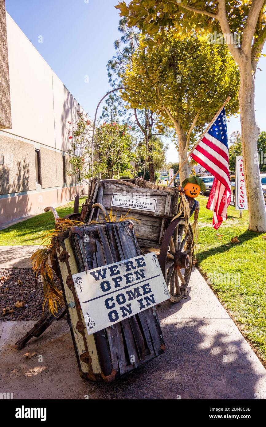 Old-fashioned Wagon, Flag, Jack-o-lantern and we're open, come on in  sign for Granny's Attic, largest antique mall in Southern California, USA Stock Photo