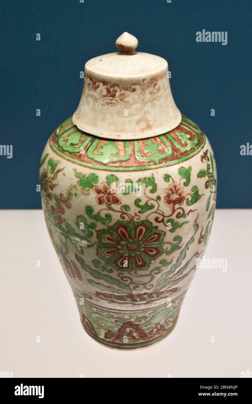 Chinese porcelain: Covered 'Meiping' vase with floral design in enamels - Ming Dynasty, Zhengtong - Tianshun Reign (1436-1464). Shanghai Museum Stock Photo