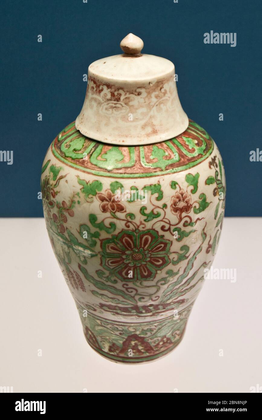 Chinese porcelain Covered "Meiping" vase with floral design in enamels Ming Dynasty