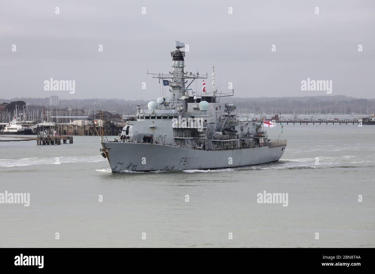 The Royal Navy frigate HMS SUTHERLAND leaves Portsmouth Naval Base after a brief stop over for fuel and stores Stock Photo