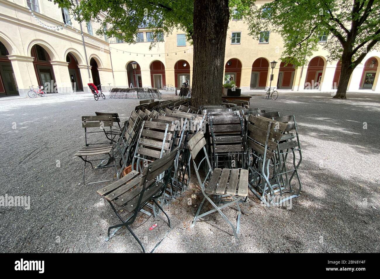 Topic picture: Coronavirus pandemic/gastronomy in Bavaria before gradual opening. Stacked chairs and tables of a beer garden in the Hofgarten in Munich on May 12, 2020. From May 18, beer gardens and outdoor dining will again be able to welcome guests. | usage worldwide Stock Photo