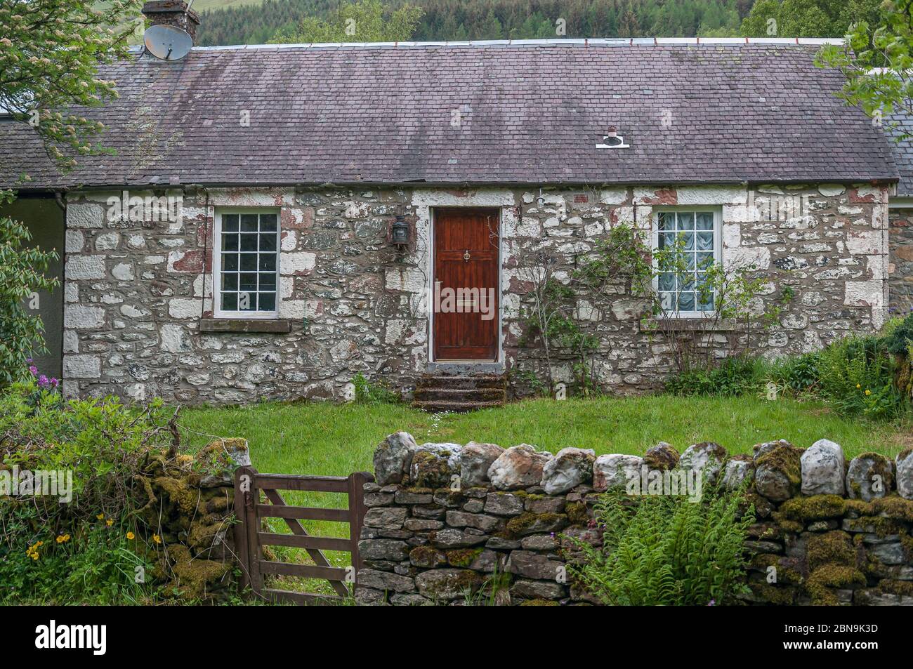 Typical Scottish Highlands cottage Stock Photo Alamy