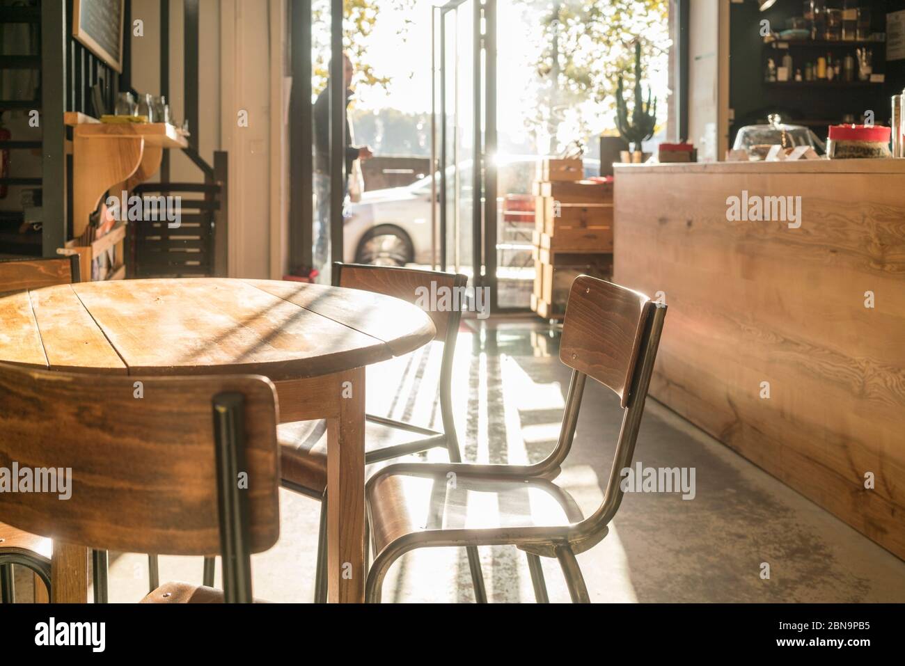 Empty cafe hi-res stock photography and images - Alamy