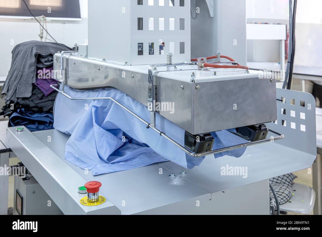 Automatic Ironing Machines For Knitwear and shirt with Press in the