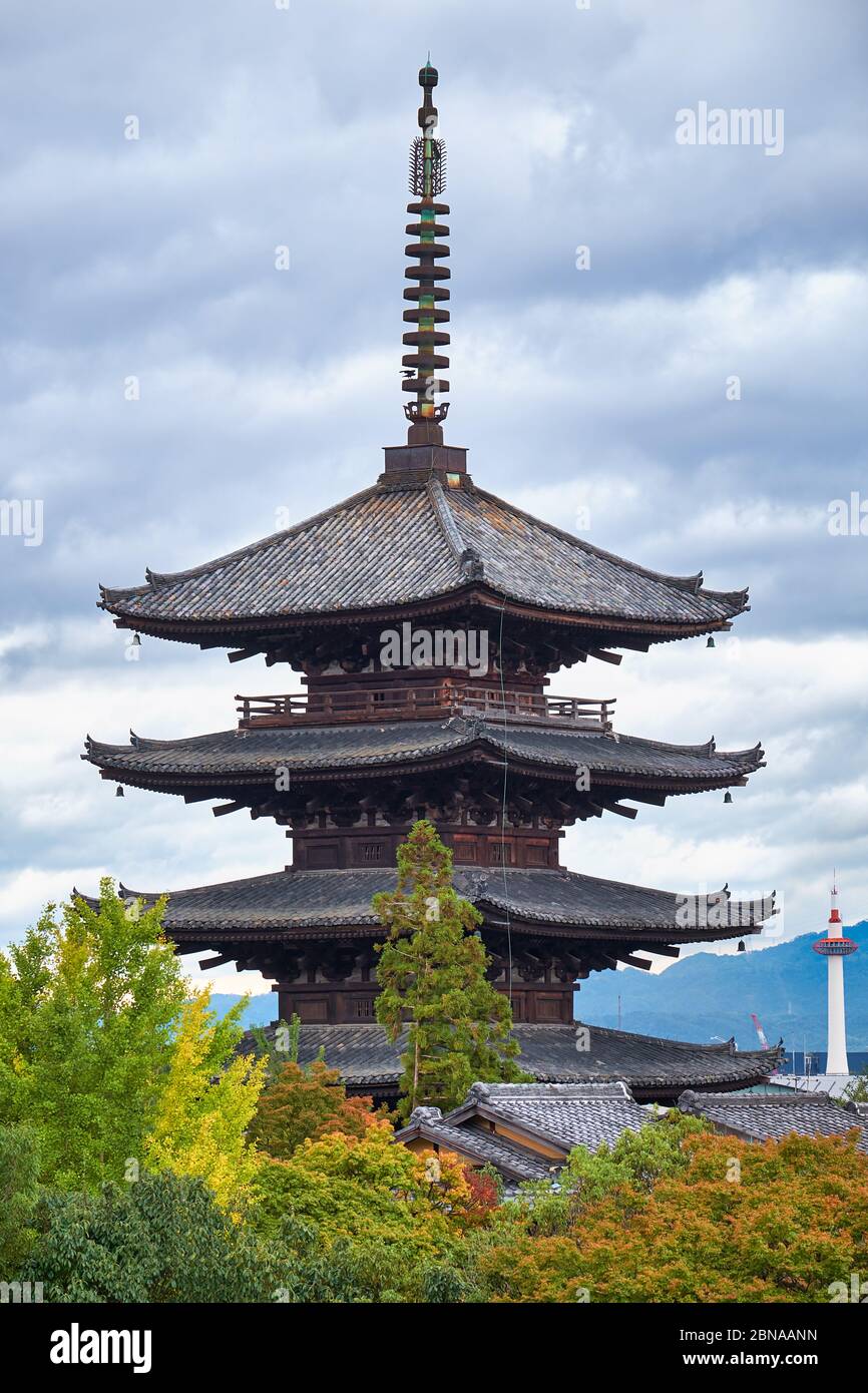 The view of the Yasaka pagoda (Hokan-ji temple) surrounded by the autumn trees  in the middle of old Kyoto neighborhood. Higashiyama district. Kyoto. Stock Photo