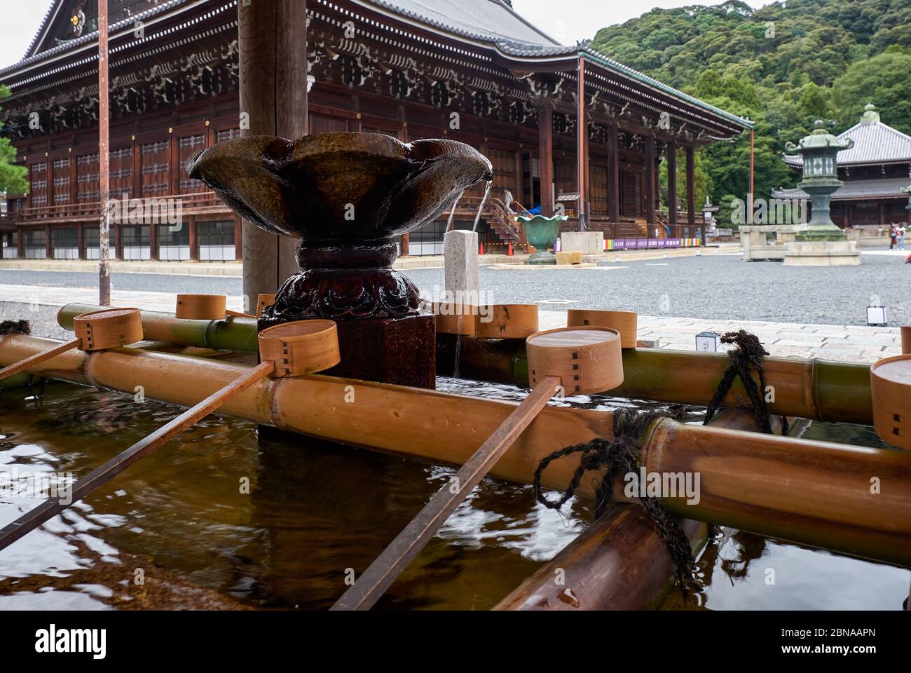 The water ablution pavilion for ceremonial purification (Chozuya or temizuya) with the Mieido main hall on the background. Chion-in temple complex.  K Stock Photo