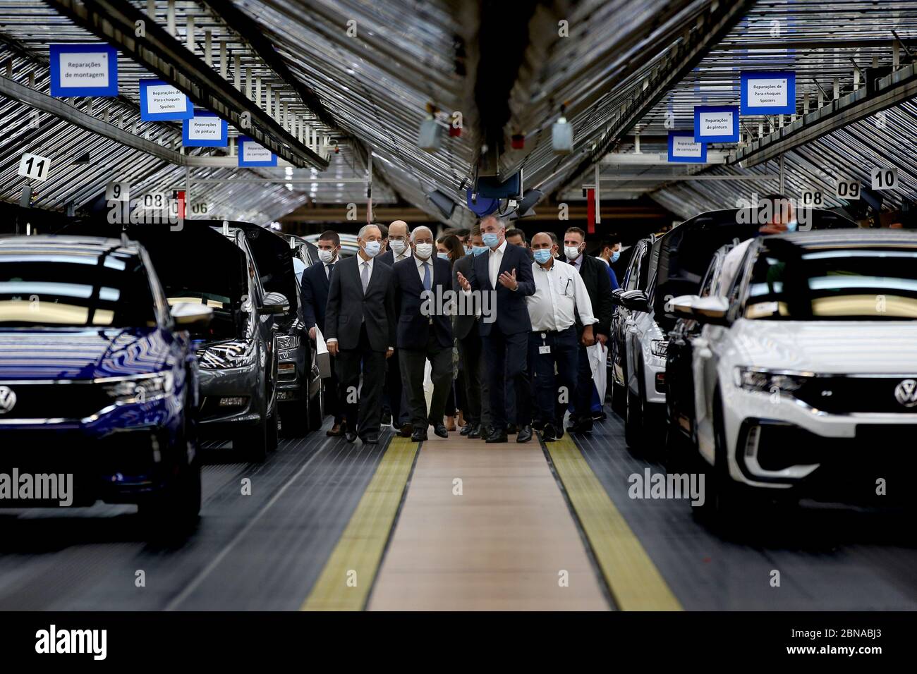 (200514) -- LISBON, May 14, 2020 (Xinhua) -- Portuguese President Marcelo Rebelo de Sousa (1st L, front) and Portuguese Prime Minister Antonio Costa (2nd L, front) visit the Volkswagen Autoeuropa car factory in Palmela, Portugal, May 13, 2020. Portuguese President Marcelo Rebelo de Sousa and Prime Minister Antonio Costa on Wednesday encouraged all industries to restart under strict conditions amid the COVID-19 pandemic, Lusa News Agency reported. After their joint visit to automotive assembly plant Autoeuropa, the two leaders expressed their confidence in the resumption of production for th Stock Photo