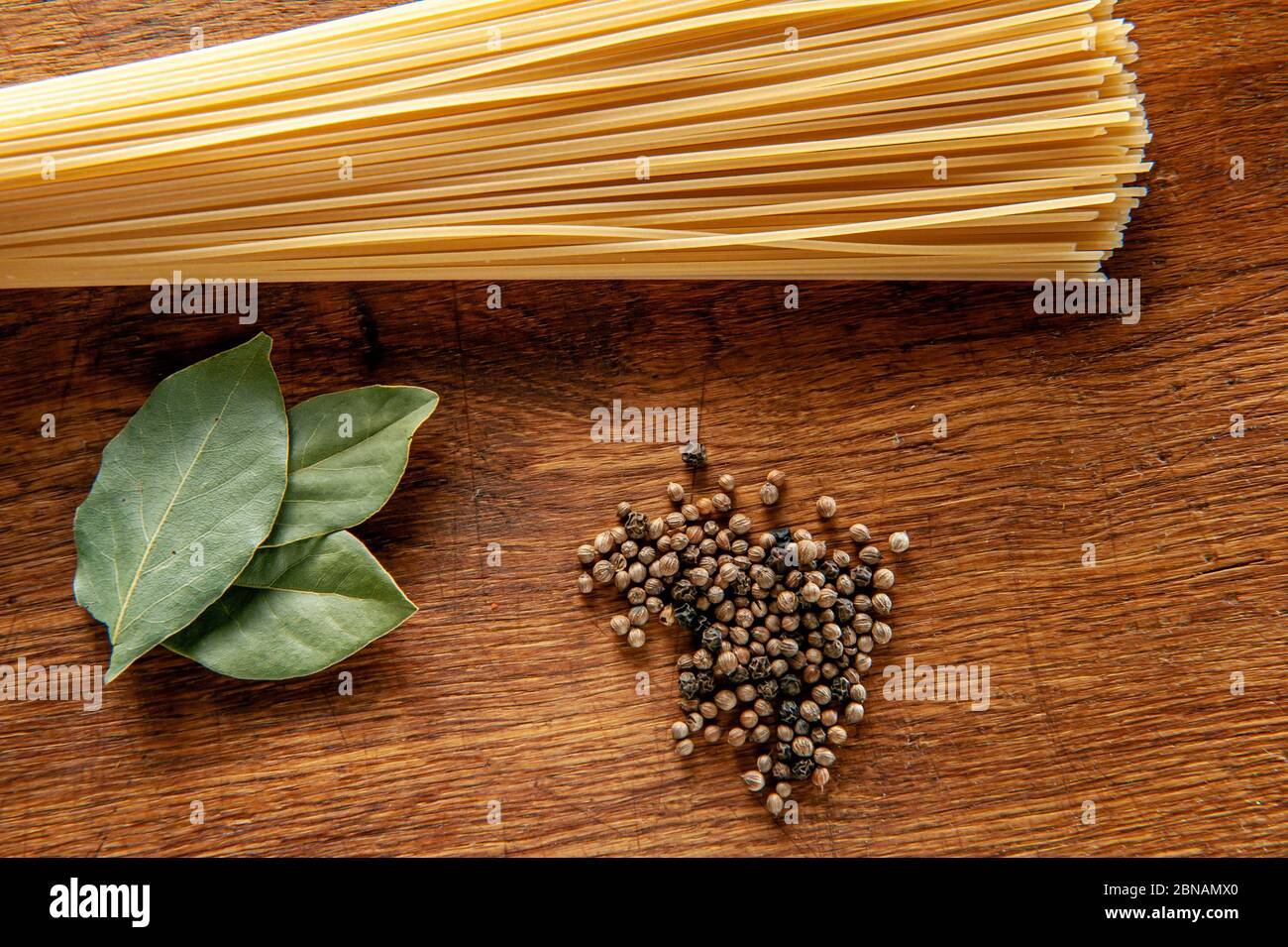 Immagini Stock - Spaghetti Lunghi Gialli In Un Contenitore Sul Tavolo.  Image 190623768