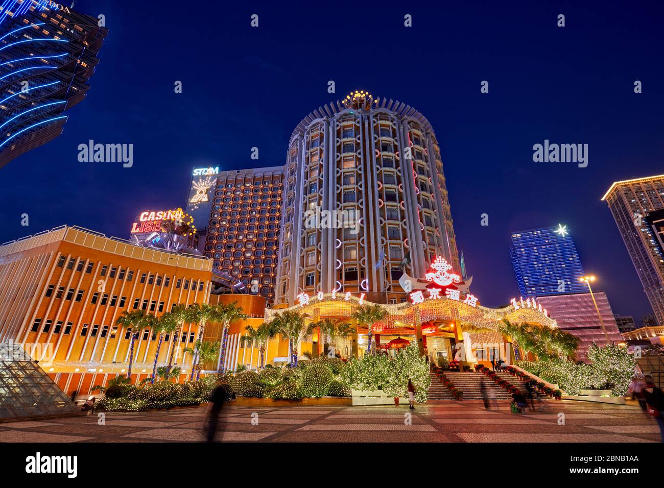 Macau, China - 8 De Dezembro De 2016: Vista Em Perspectiva Do Hotel Galaxy  Macau Casino À Noite, Cotai Strip, A Popular Rua Dos Cassinos Que Atrai  Anualmente Mais De 25 Milhões