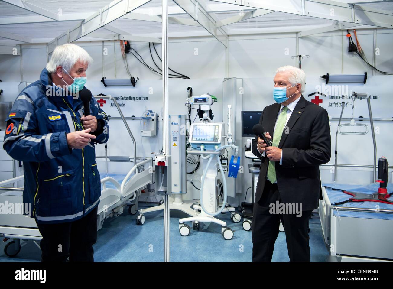 Berlin, Germany. 14th May, 2020. Federal President Frank-Walter Steinmeier (r) is guided through the temporary corona treatment centre on the Berlin Exhibition Grounds by Project Manager Albrecht Broemme. A corona reserve hospital has been built in Hall 26 within a few weeks. Initially, around 500 corona infected and Covid-19 patients could be isolated and treated there, should the Berlin clinics reach their limits. In total, up to 1000 reserve beds could be created there. The clinic is currently in a standby mode, with staff on call. Credit: Bernd von Jutrczenka/dpa Pool/dpa/Alamy Live News Stock Photo