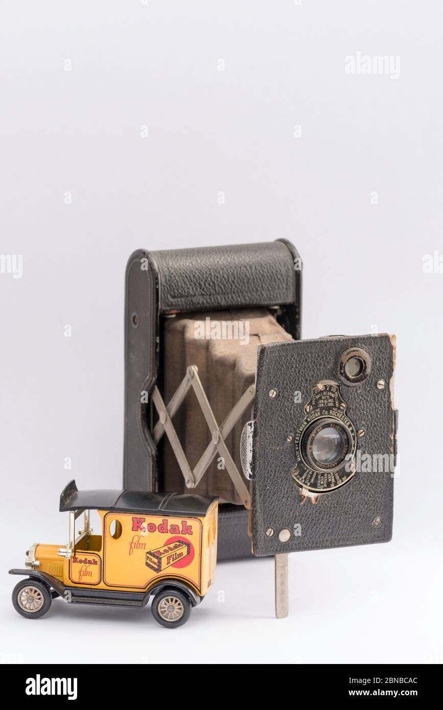 A Vest Pocket Autographic Kodak Special camera (1915-1926) with the Kodak f/6.9 lens using 127 size film and a small model vintage Kodak delivery van Stock Photo