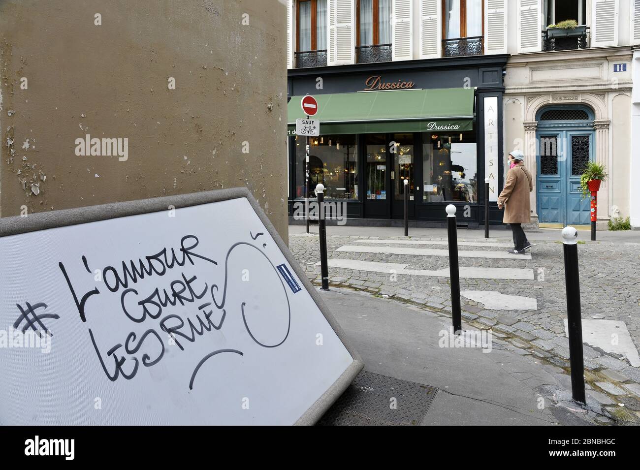 L'Amour court les Rues - Deconfinement in Paris - France Stock Photo