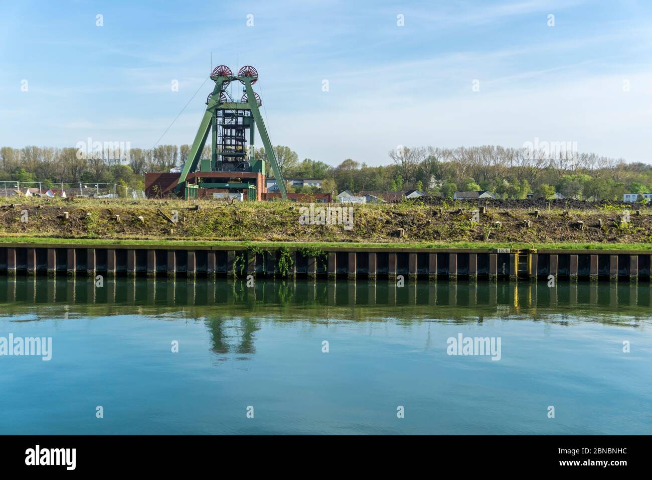 Förderturm der ehemaligen Zeche Haus Aden am Datteln-Hamm-Kanal in Bergkamen, Nordrhein-Westfalen, Deutschland, Europa |   Former coal mine Haus Aden Stock Photo