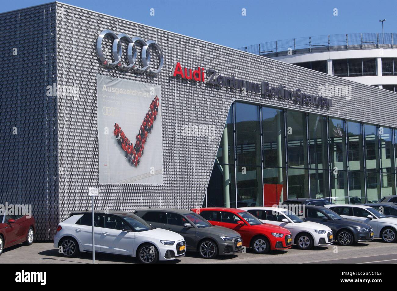 Die Audi-Niederlassung am Brunsbütteler Damm in Berlin-Spandau. Stock Photo