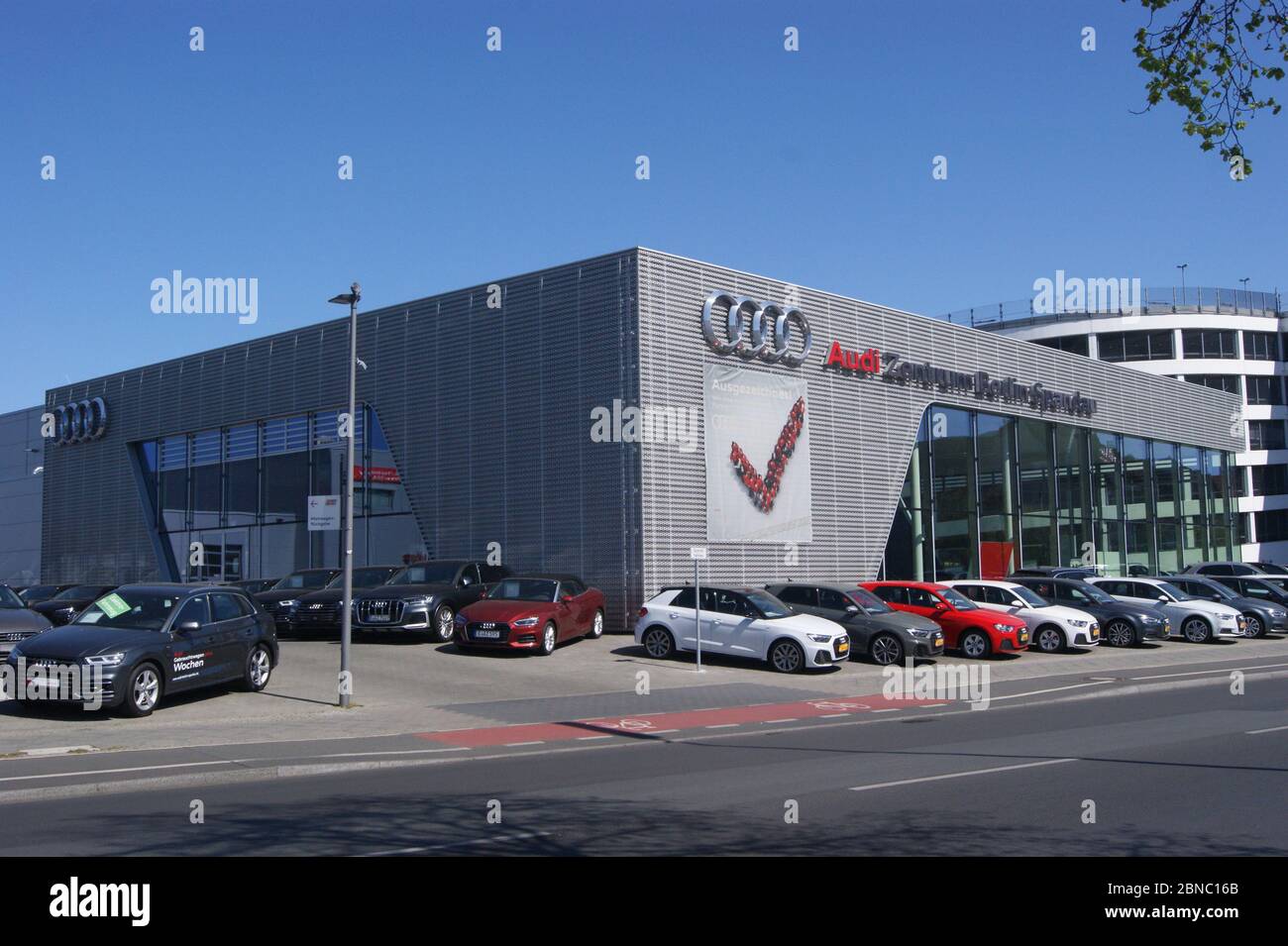 Die Audi-Niederlassung am Brunsbütteler Damm in Berlin-Spandau. Stock Photo