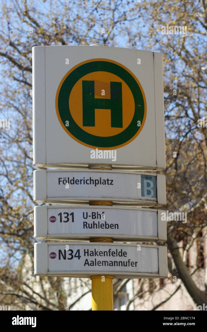 Die in Berlin-Spandau, Ortsteil Wilhelmstadt, befindliche BVG-Bushaltestelle Földerichplatz in Der Adamstraße Ecke Földerichstraße. Stock Photo