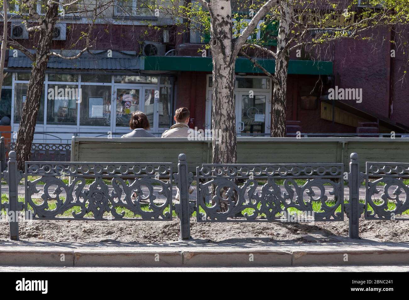 Man woman bench from behind hi-res stock photography and images - Alamy