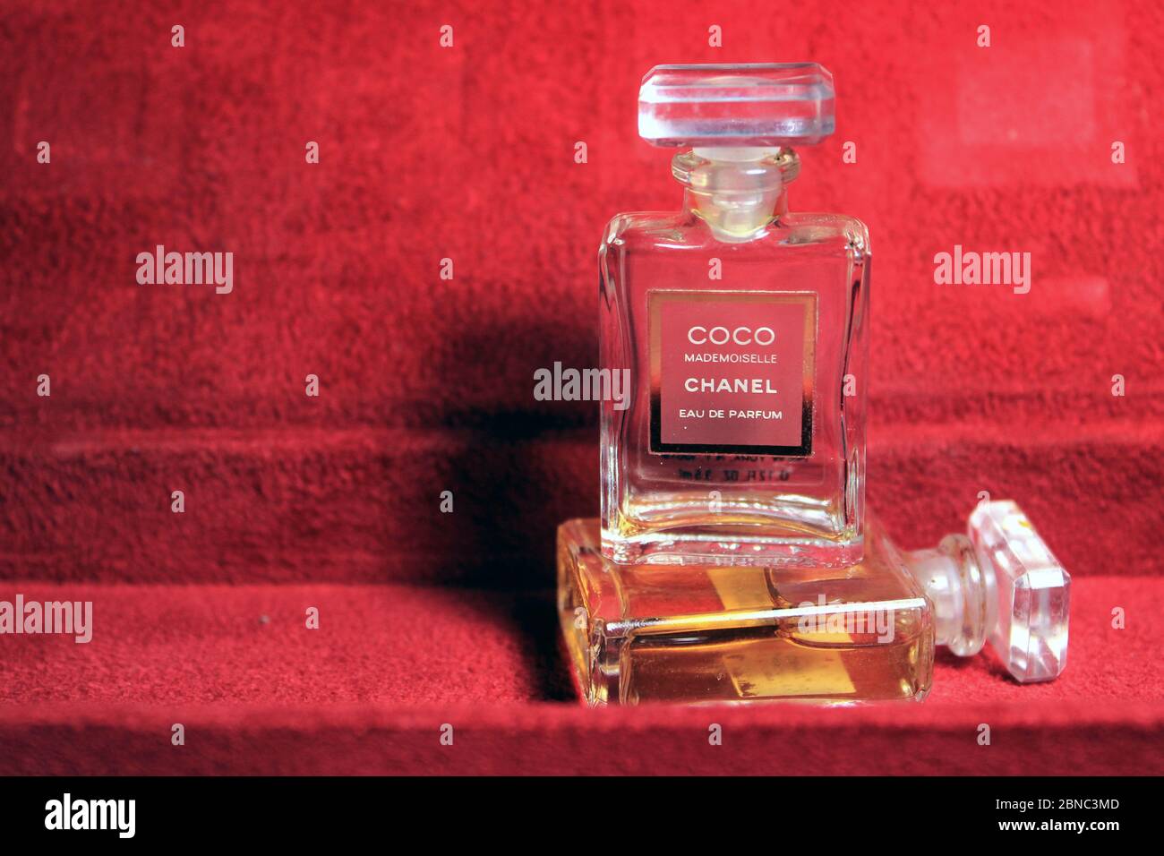 Perfume bottles hi-res stock photography and images - Page 10 - Alamy