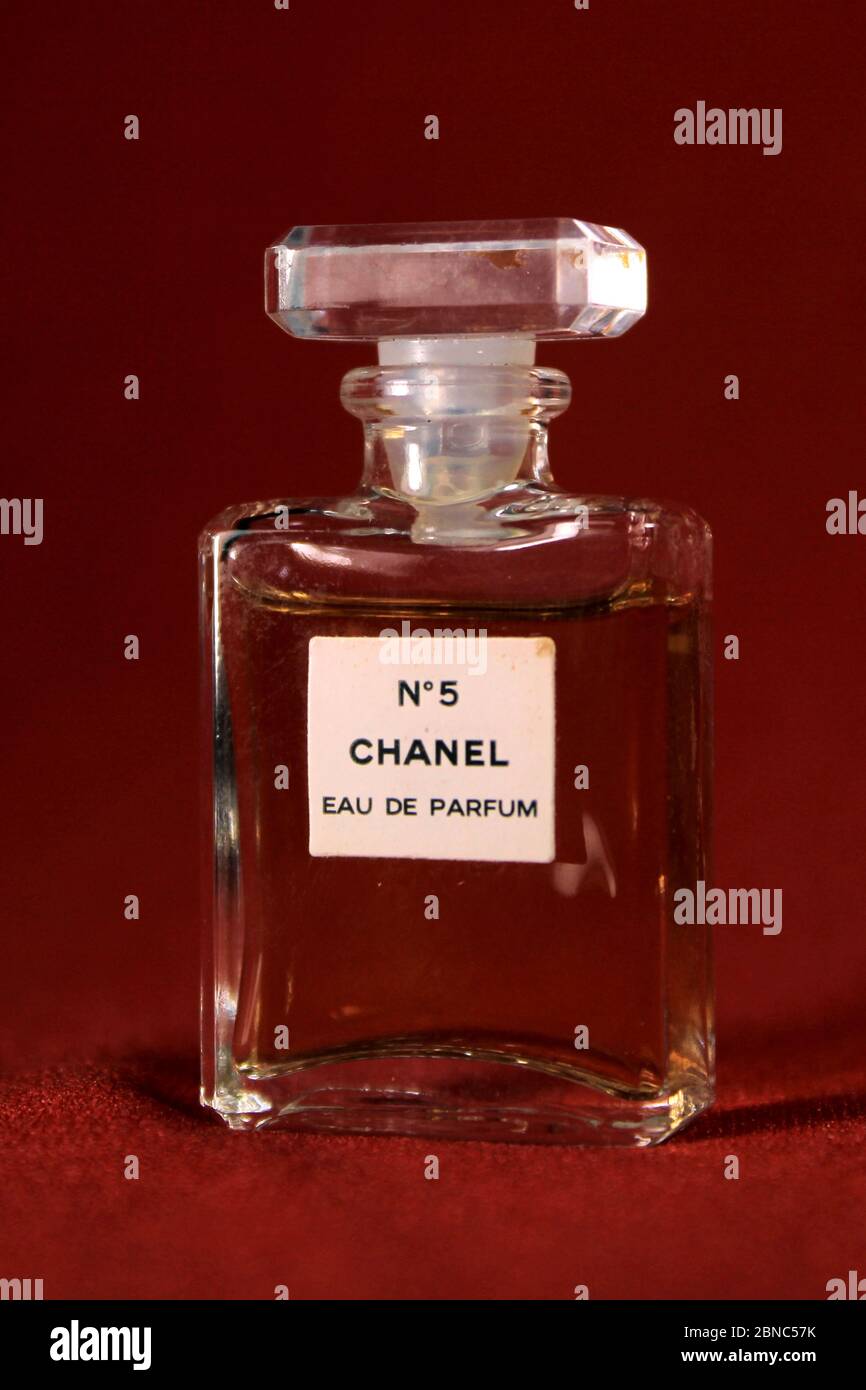 Coco chanel perfume bottle hi-res stock photography and images - Alamy