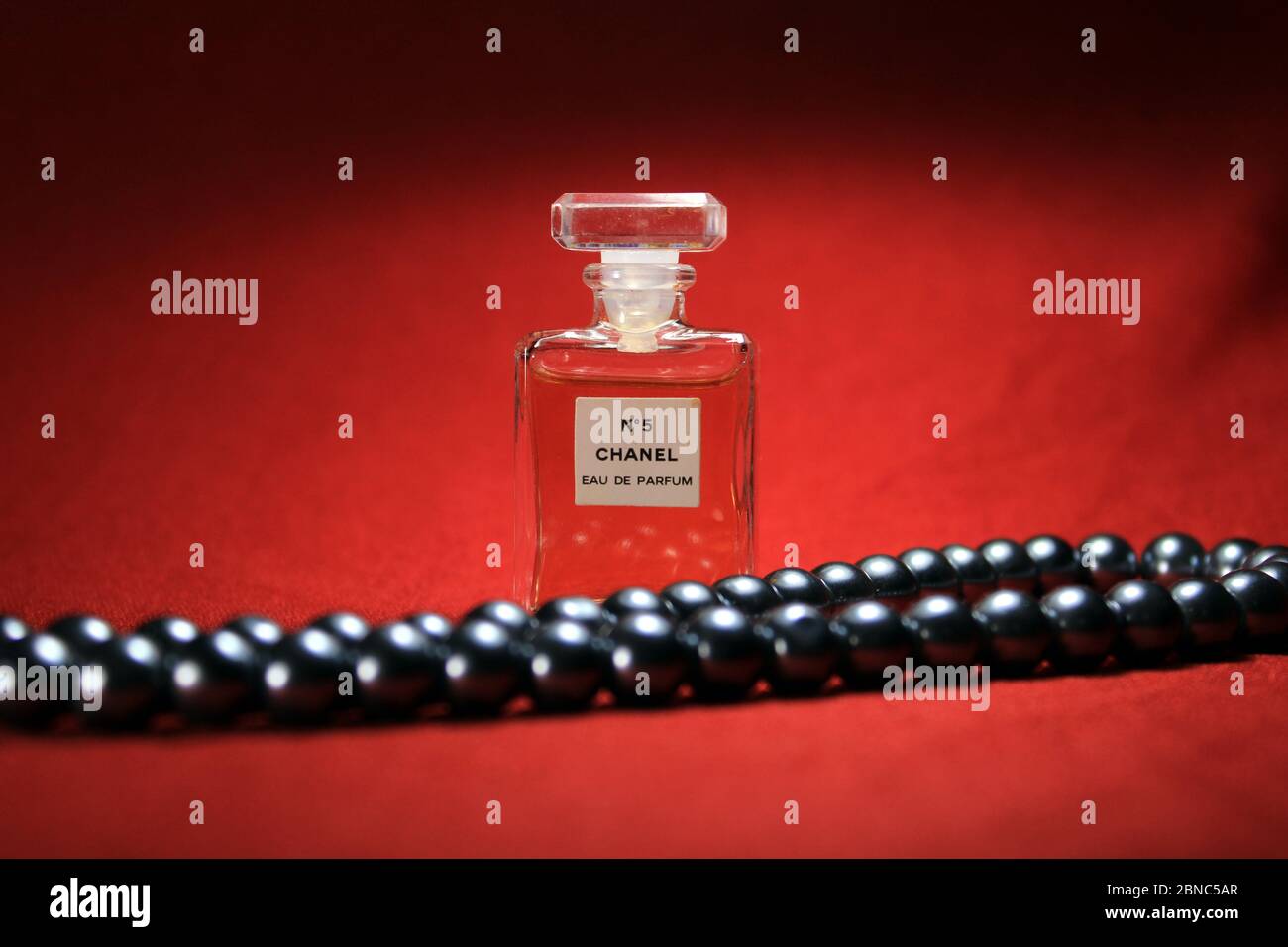 Perfume bottles hi-res stock photography and images - Alamy