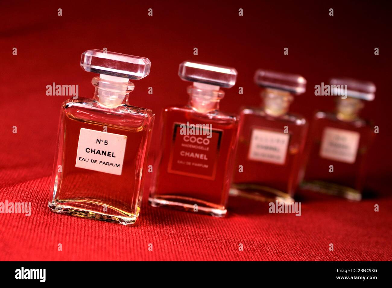 Mens perfume bottle hi-res stock photography and images - Page 3
