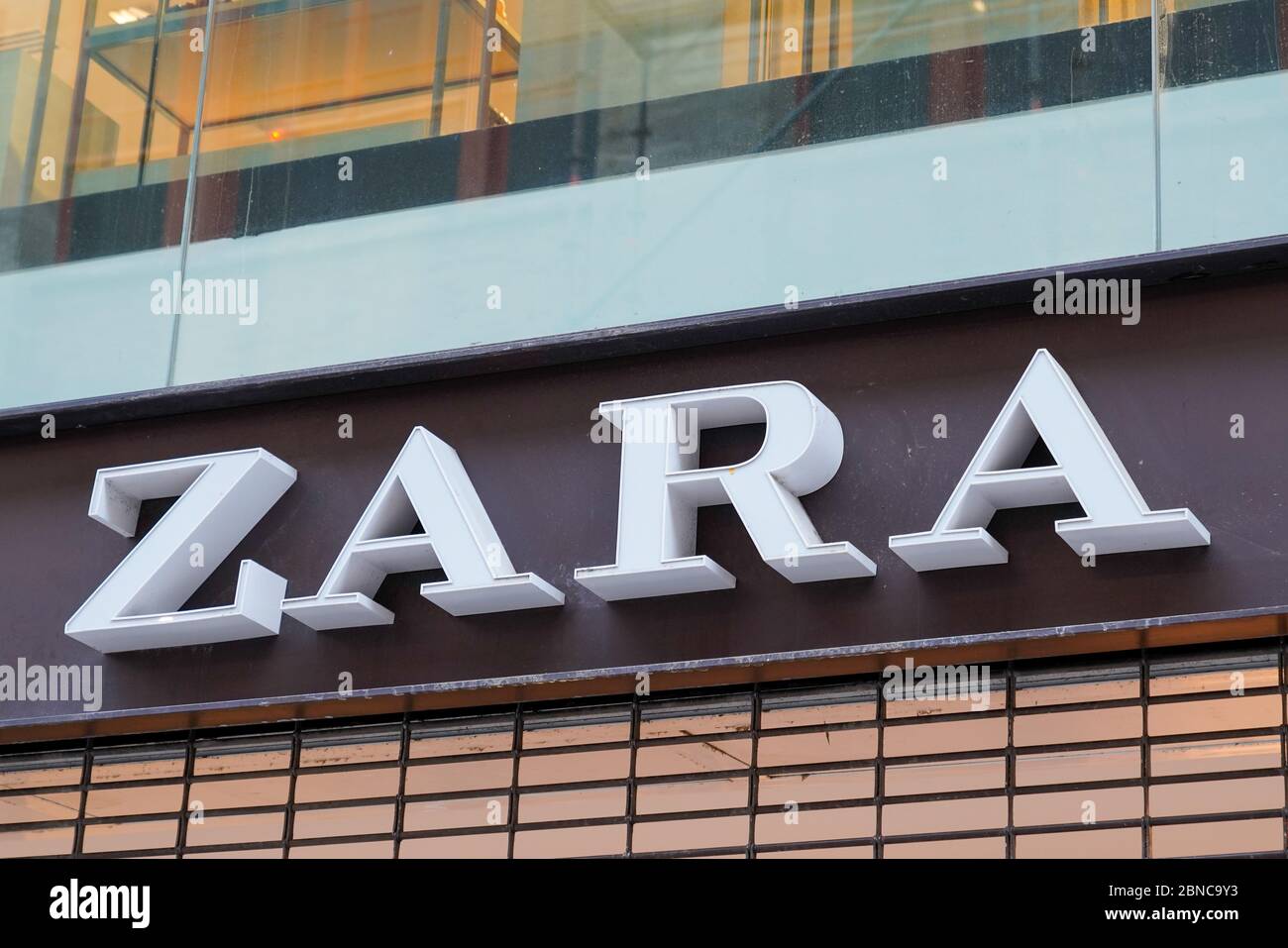 Bordeaux , Aquitaine / France - 05 12 2020 : Zara logo sign fashion spain  clothing store shop brand Stock Photo - Alamy