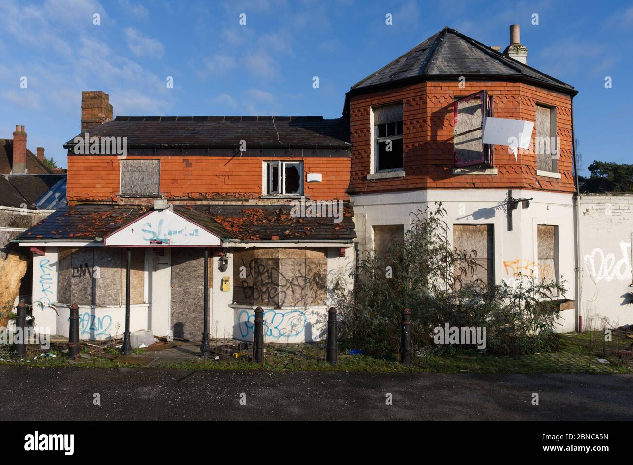 Derelict house for sale hires stock photography and images Alamy