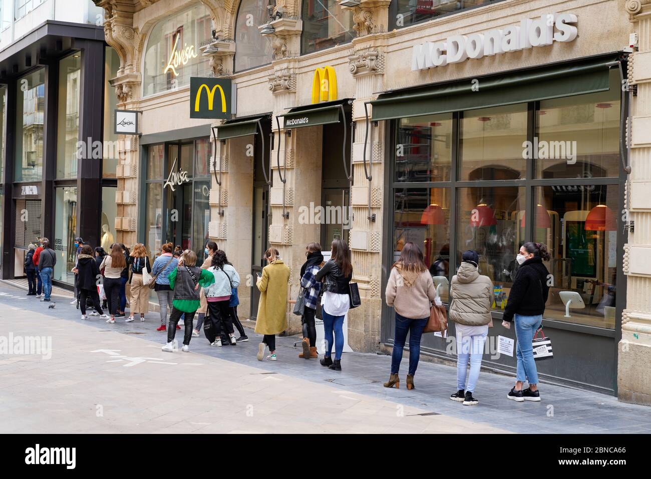 Bordeaux , Aquitaine / France - 05 12 2020 : people queue waiting for  shopping on sidewalk outside shop zara Mc Donalds during quarantine for  COVID-1 Stock Photo - Alamy