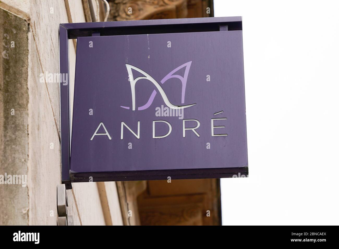 Bordeaux , Aquitaine / France - 05 12 2020 : André logo sign shoes store  brand shop French footwear retail Stock Photo - Alamy