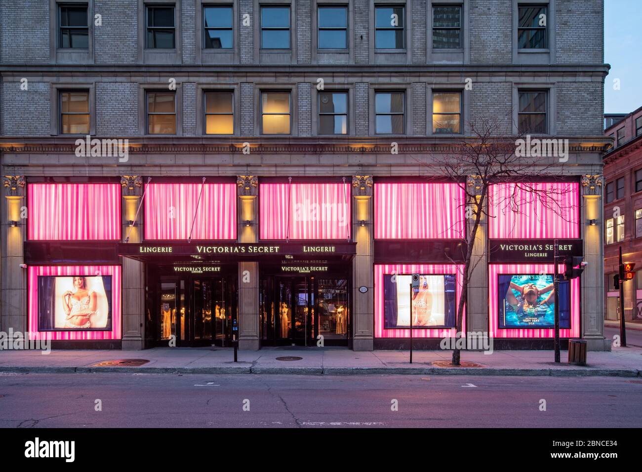 Victorias secret shopping bag hi-res stock photography and images - Alamy