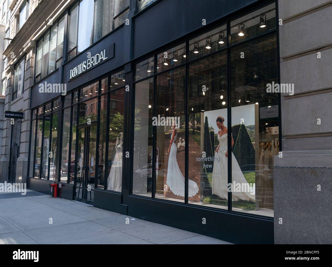 General view of David's Bridal store closed during COVID-19 pandemic on 25th Street. With tens of thousands of stores temporarily shut across the USA, economic shutdown and lingering social distancing behaviors many economists believe of broad shakeout of retail and hotel industries. (Photo by Lev Radin/Pacific Press/Sipa USA) Stock Photo