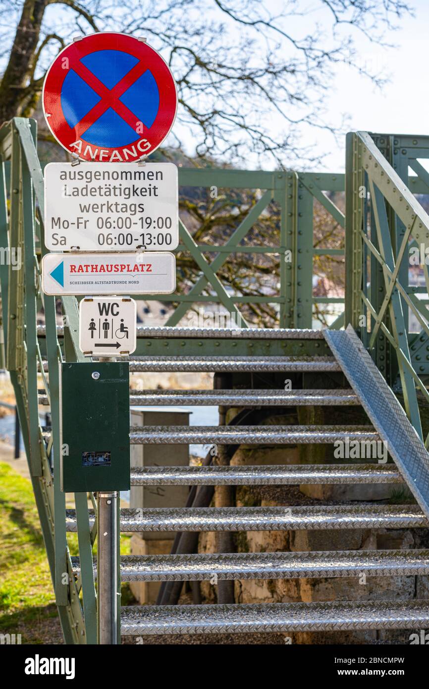 Österreich, Niederösterreich, Scheibbs, Steg über die Erlauf mit Verkehrs-und Hinweisschildern Stock Photo