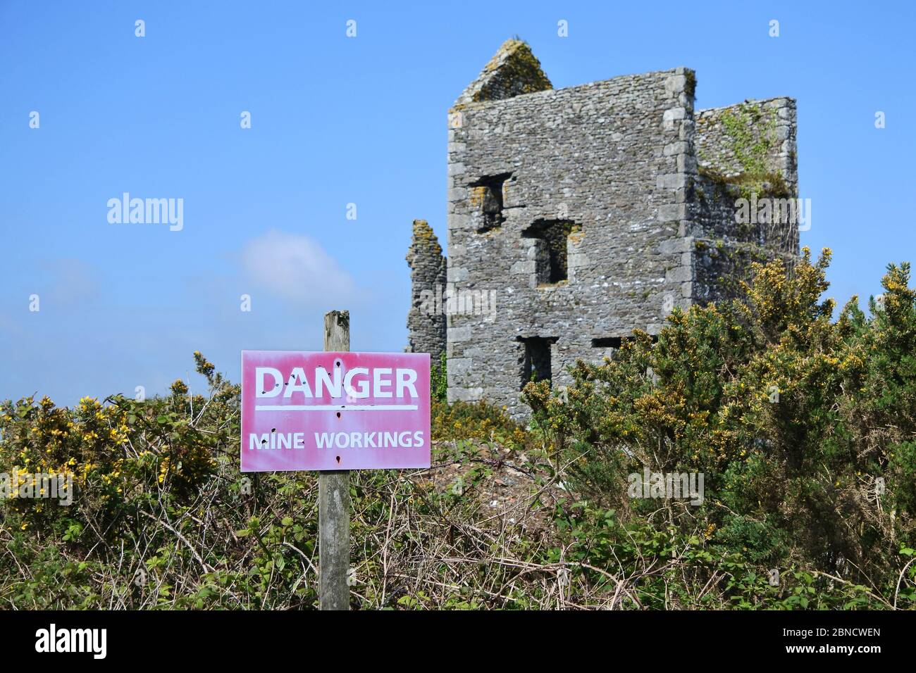 Danger sign in front of an old , disused, Cornish tin mine - John Gollop Stock Photo