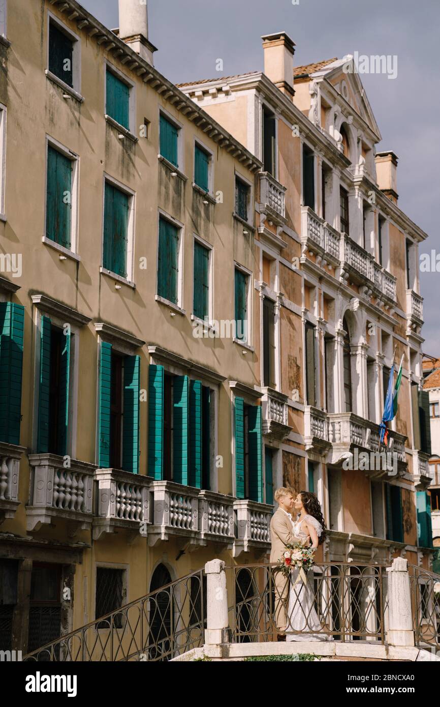 Couple kissing in venice narrow hi-res stock photography and images - Alamy