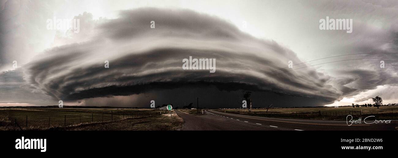 Mnagum, Oklahoma, USA. 13th May, 2020. An ominous severe storm looms in