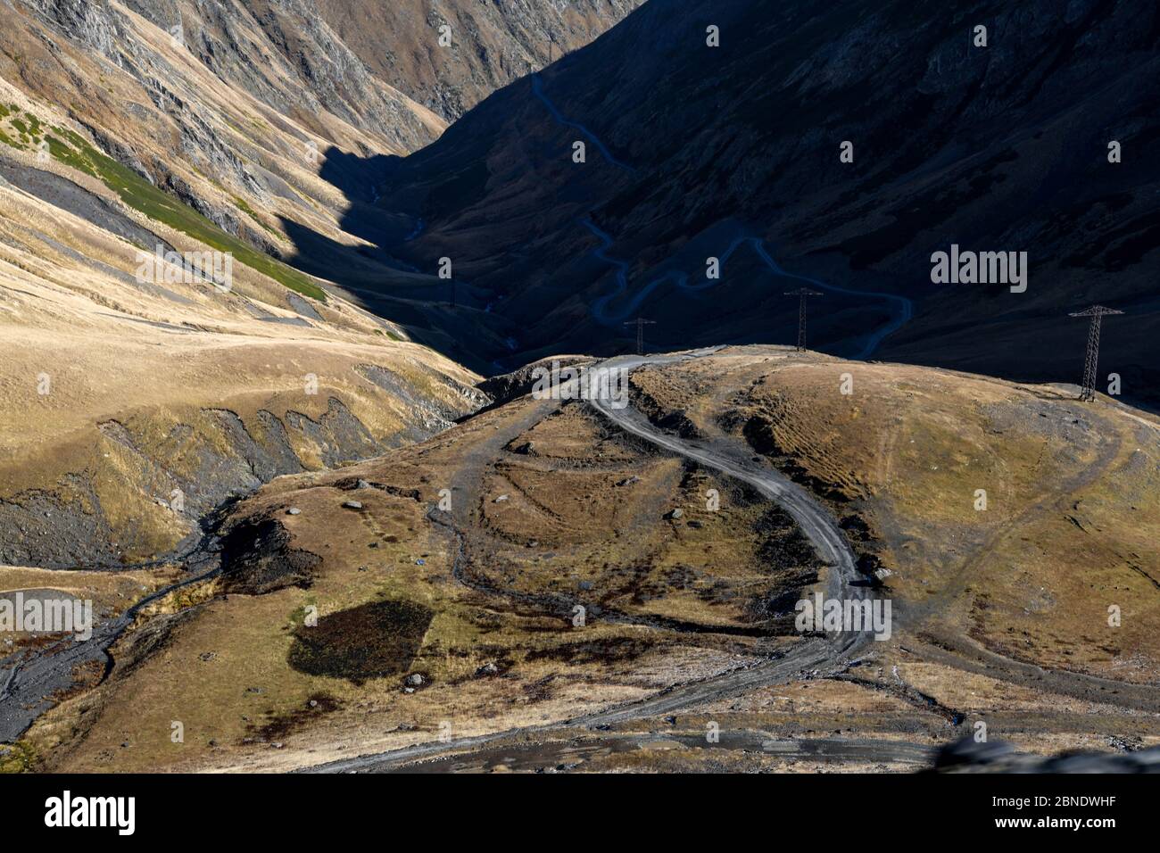 Caucasus, Georgia, Tusheti region, Shenako. A road goes down between the mountains in the Tusheti region. Stock Photo