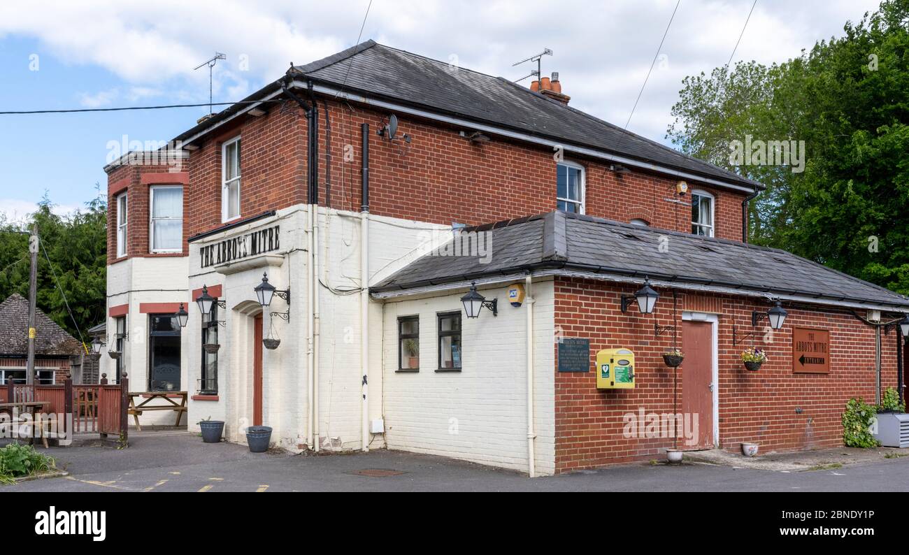 The Abbots Mitre public house - pub - Village Street, Chilbolton, Stockbridge, Hampshire, England, UK Stock Photo