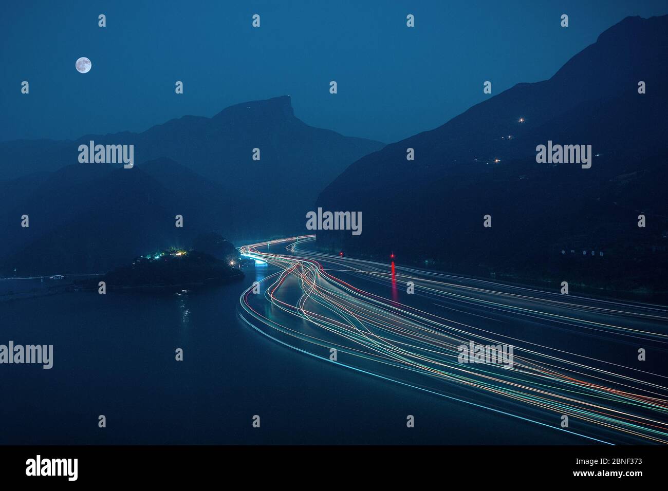 Moving cars long exposure hi-res stock photography and images - Alamy