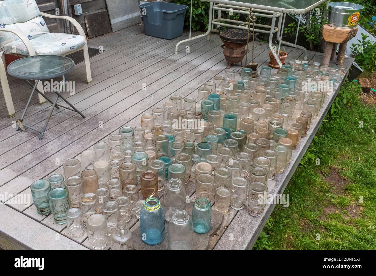 yard sale at old farmhouse in Damascus, Pennsylvania Stock Photo Alamy