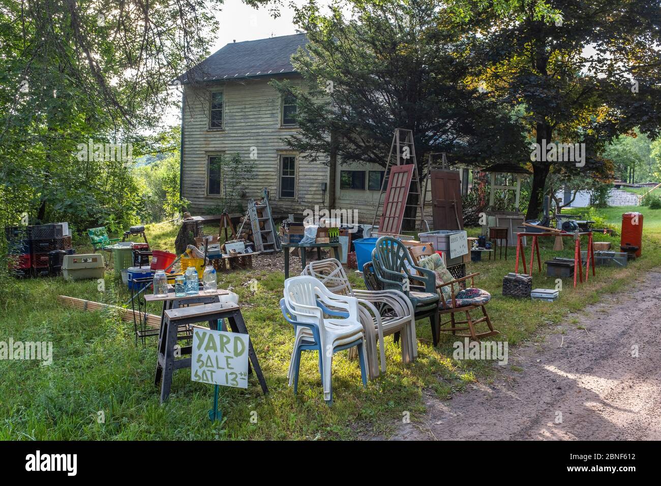 yard sale at old farmhouse in Damascus, Pennsylvania Stock Photo Alamy
