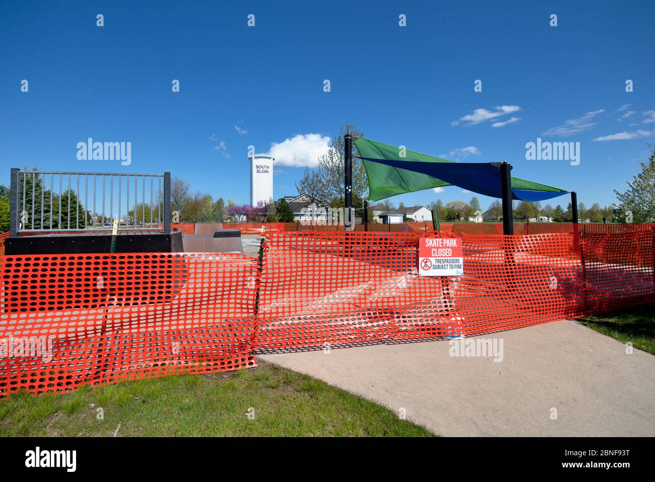 South Elgin, lllinois, USA. A sign located on temporary fencing around a skate facility at a public park warns users of possible penalties. Stock Photo