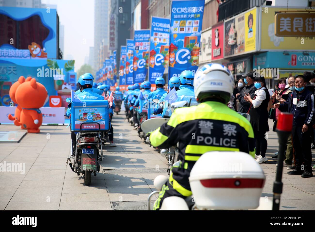 A large number of deliverymen take food from restaurants at the street ...