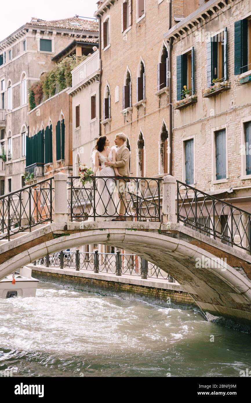 Venice couple kissing on bridge hi-res stock photography and images - Alamy
