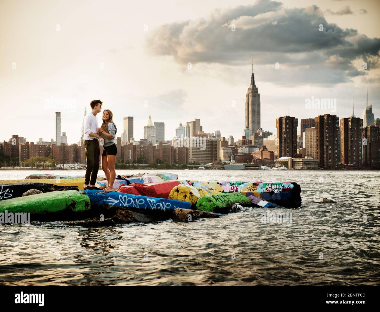 New york city couple skyline hi-res stock photography and images - Alamy