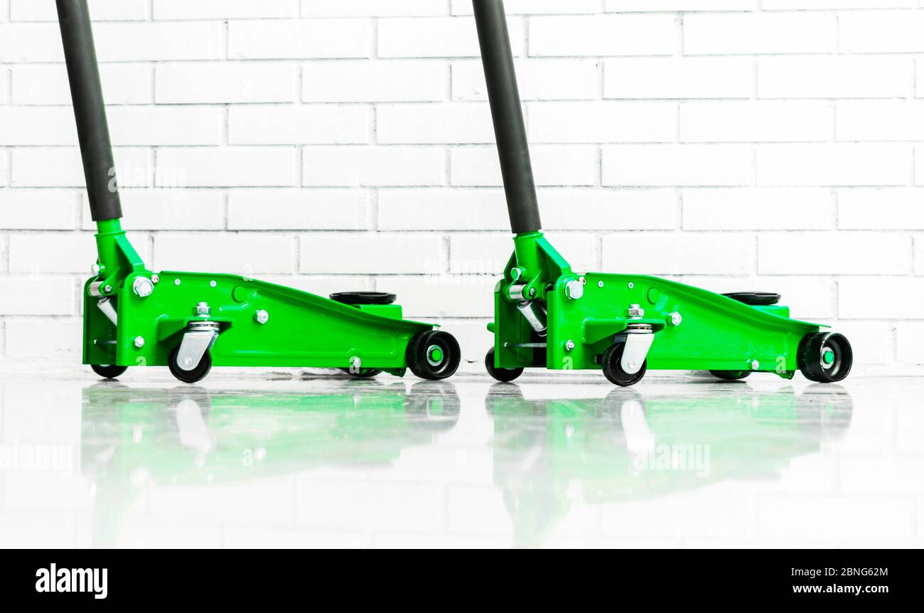 Hydraulic car floor jacks. Car Lift. Green Hydraulic Floor Jack For car