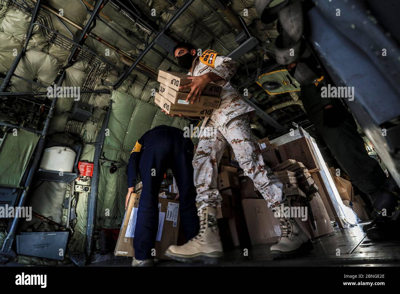 HERMOSILLO, MEXICO - MAY 14: Soldiers of the Mexican Army and Air Force unload Hercules C-130 aircraft, equipment, material and medical supplies to attend the health emergency due to the Coronavirus on May 14, 2020 in Hermosillo, Mexico. Landing (Photo by Luis Gutierrez / Norte Photo /)  HERMOSILLO, MEXICO - MAY 14: Soldados del ejercito mexicano y  Fuerza Aérea descargan de avion Hércules C-130 equipo, material e insumos médicos para atender la emergencia sanitaria por el Coronavirus on May 14, 2020 in Hermosillo, Mexico. Aterrizaje (Photo by Luis Gutierrez/ Norte Photo/) Stock Photo
